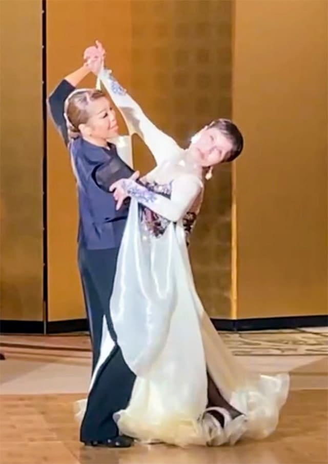 東照雄さんと藤井智子先生によるワルツのデモンストレーション