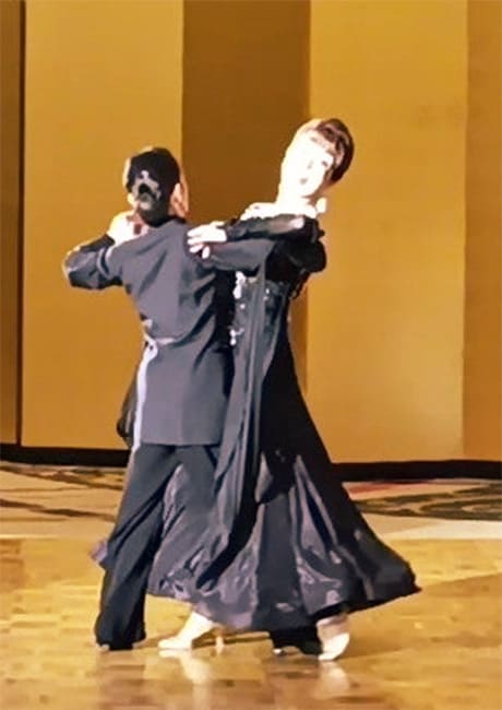 廣田能理子さんと平山和事先生によるスローフォックストロットのデモンストレーション