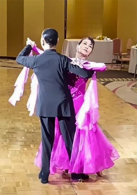 吉里理恵さんと平山和事先生によるスローフォックストロットのデモンストレーション