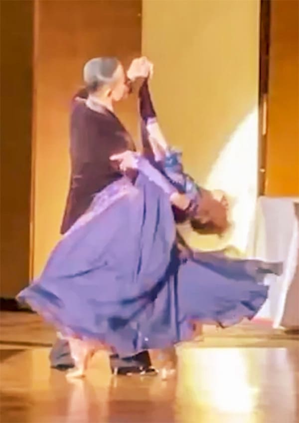 平山和事・清賀組によるスローフォックストロットのデモンストレーション