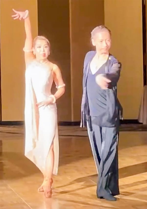 渡辺暢・藤井智子組によるルンバのデモンストレーション